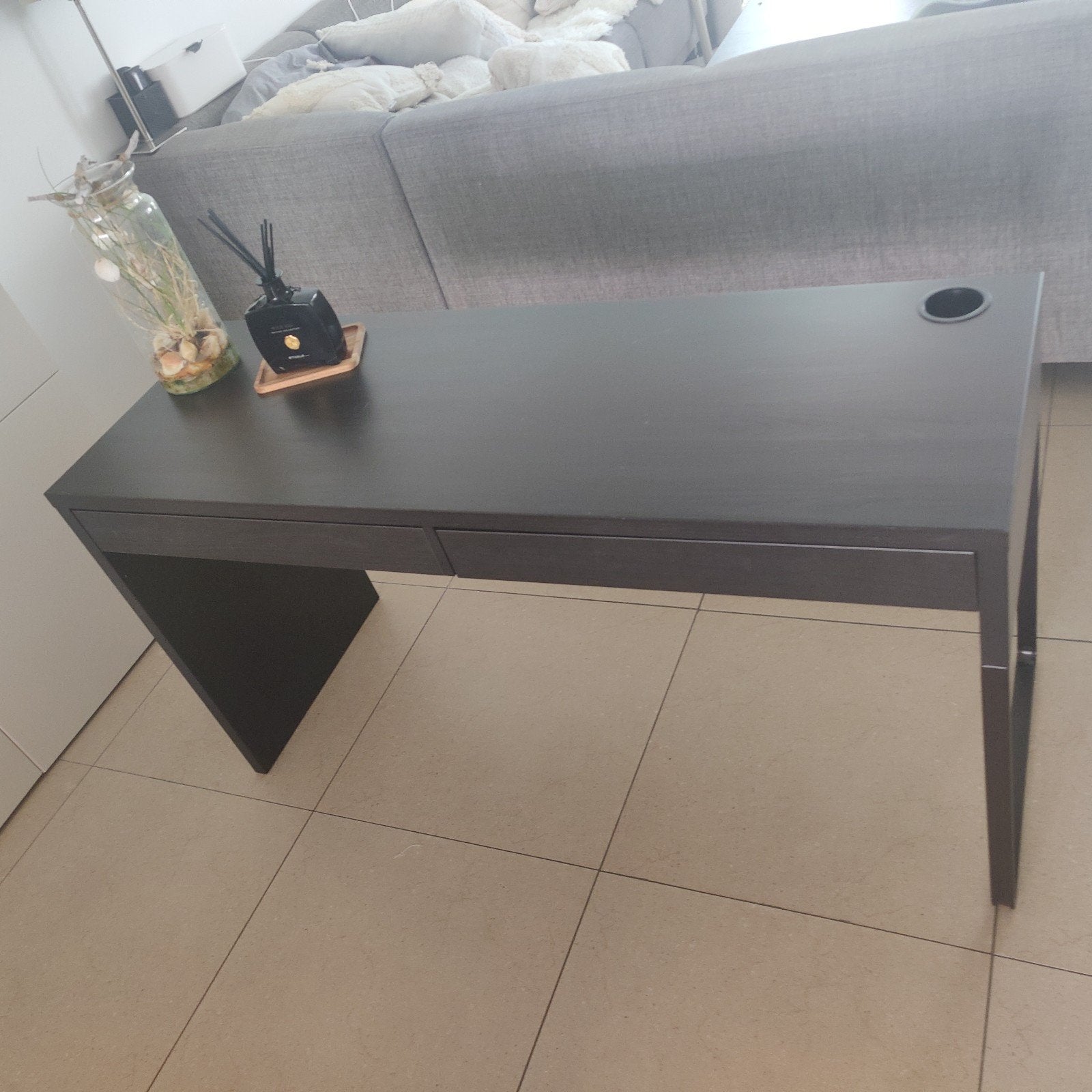 Modern donkerbruin bureau/ kaptafel/ sidetable met 2 lades, Gebruikt, Spaanplaat of MDF, Kabelgoot, Bruin