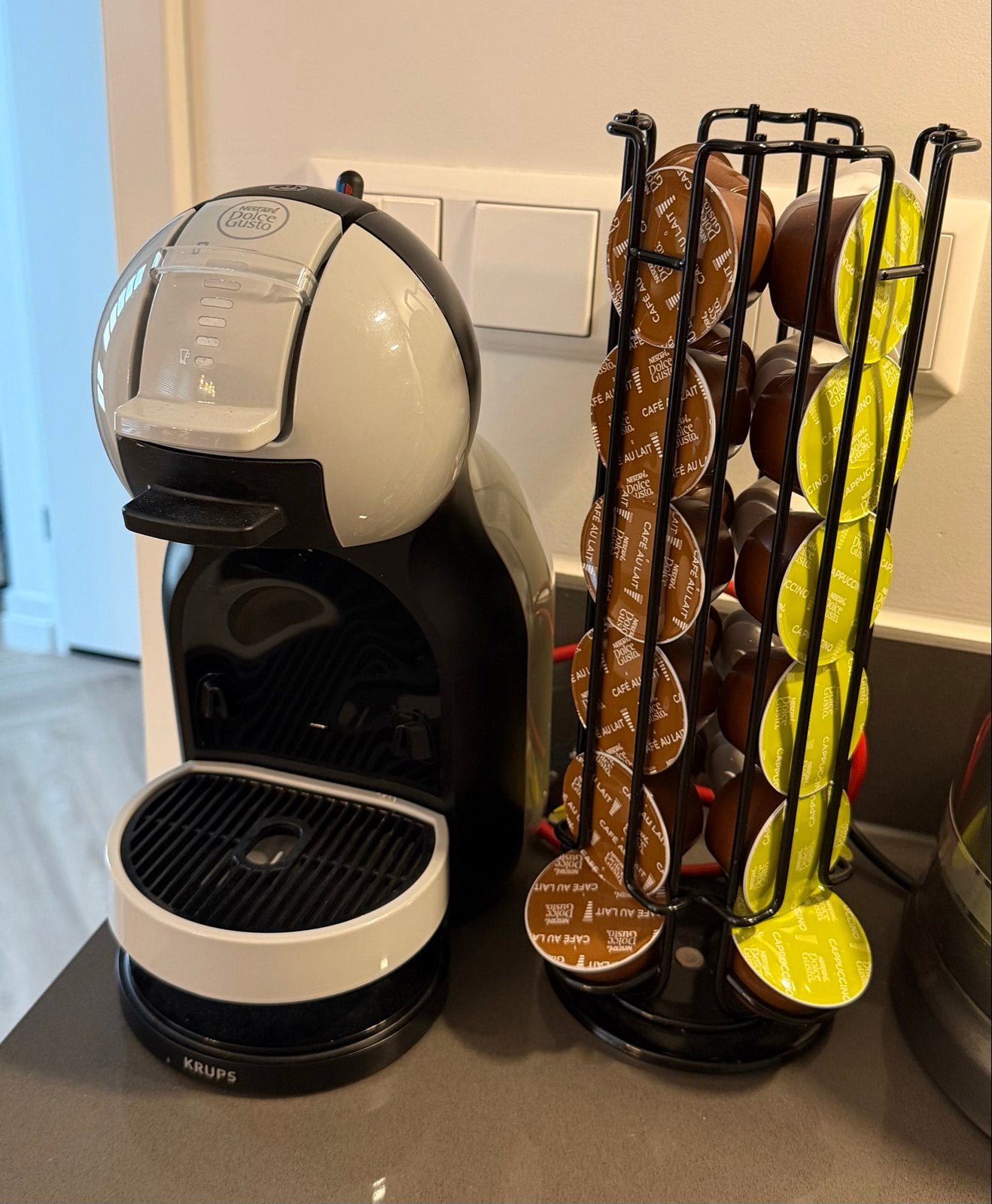 Dolce Gusto Krups koffiezetapparaat met cups en houder, Koffiemachine, Ophalen of Verzenden, Zo goed als nieuw, 1 kopje