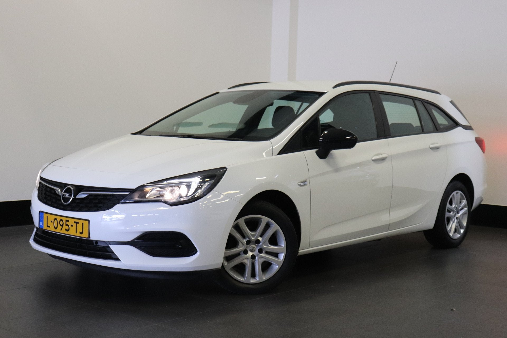 Opel Astra Sports Tourer 1.2 Edition NL Auto | Cruise | Airc, Stof, Gebruikt, 1199 cc, Wit