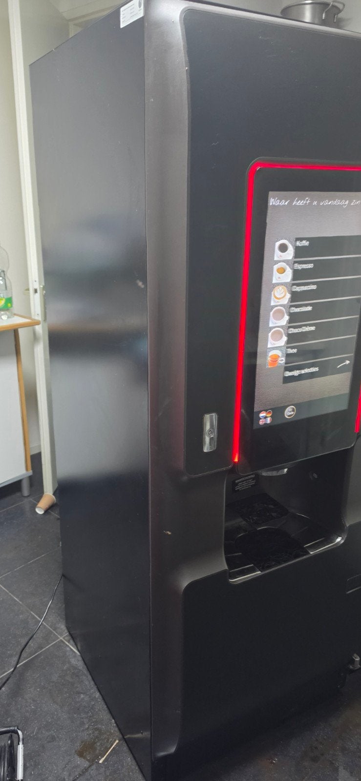 Professionele koffiemachine met touchscreen, Witgoed en Apparatuur, 10 kopjes of meer, Koffiemachine, Zo goed als nieuw, Koffiebonen