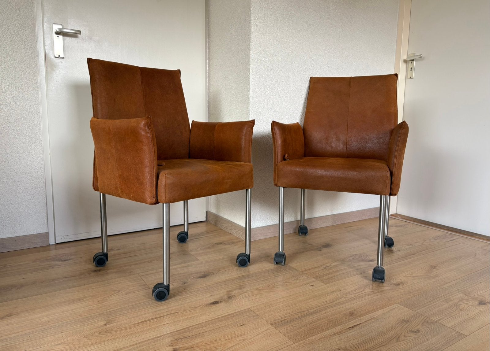 Jess stoelen leer op wielen, Huis en Inrichting, Ophalen, Gebruikt, Twee, Bruin