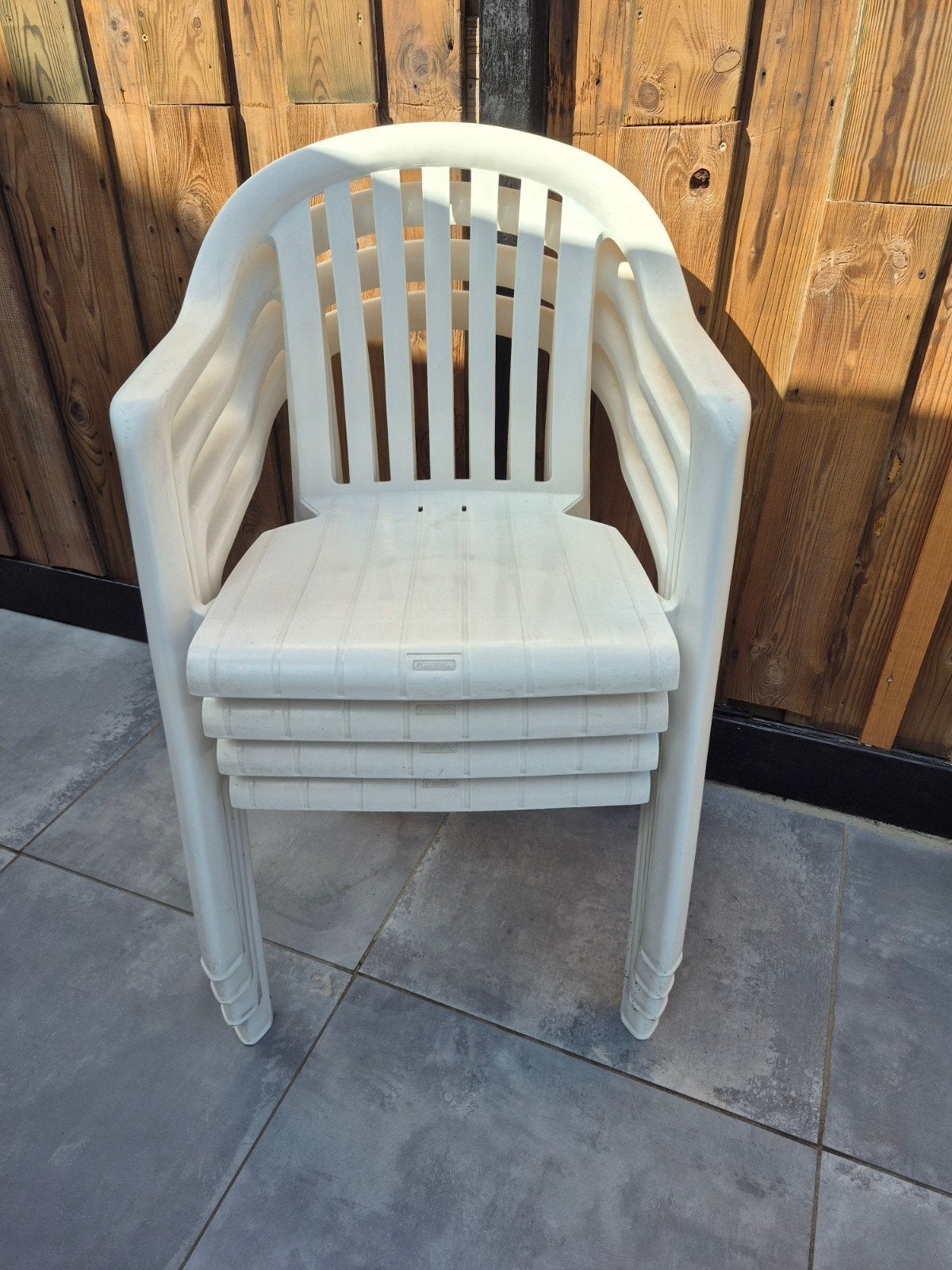 Witte kunststof tuinset: tafel en 4 stapelstoelen, Tuin en Terras, Tuinsets en Loungesets, Ophalen, Gebruikt, Kunststof, Tuinset