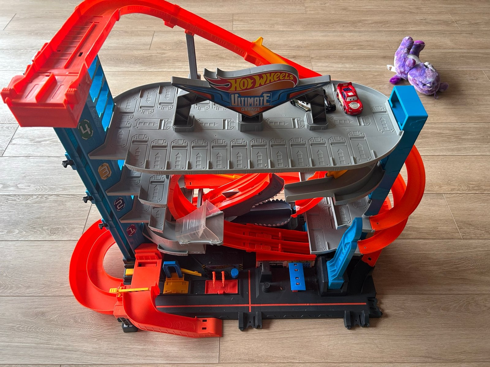 Hot Wheels Ultimate Garage met haai en 2 auto's, Ophalen, Zo goed als nieuw