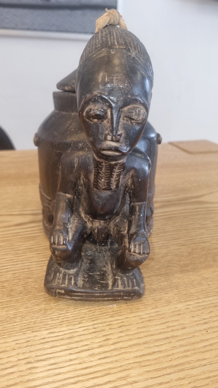 Orakelpot (Tovrtpot) van Simon du Castel de la Howarderie, Bruin, Handgemaakt, Ophalen, Ritueel object