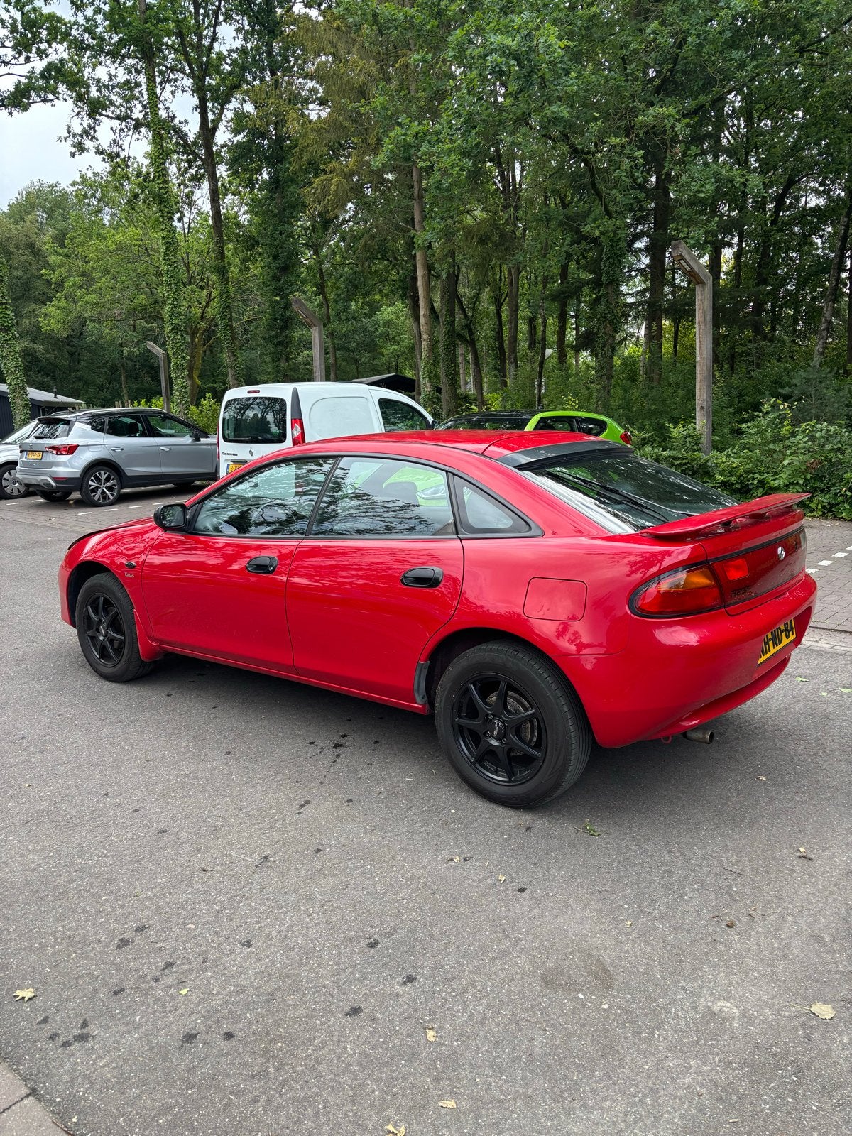 Mazda 323 1.5 I F GLX 1996 Rood, Auto's, Mazda, Voorwielaandrijving, 1489 cc, 4 cilinders, 400 kg
