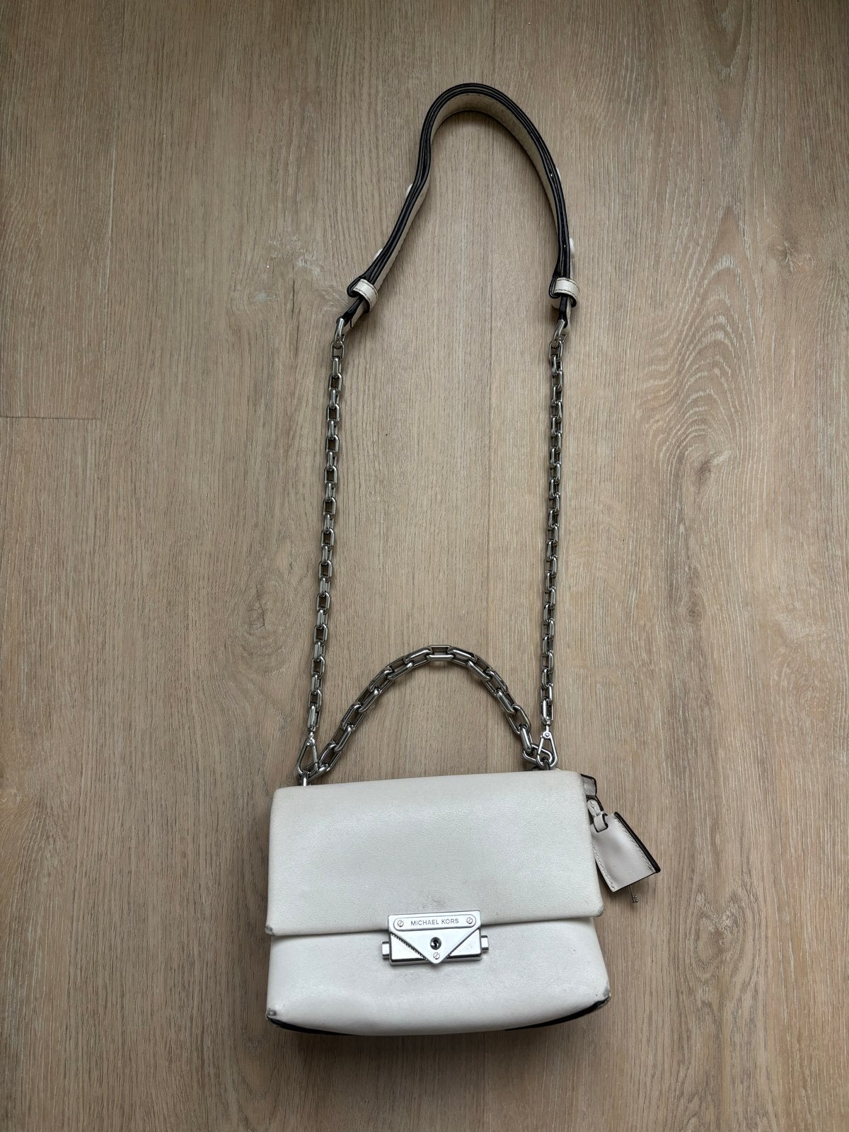 Witte Michael Kors schoudertas met zilveren details, Ophalen of Verzenden, Gebruikt, Wit, Schoudertasje