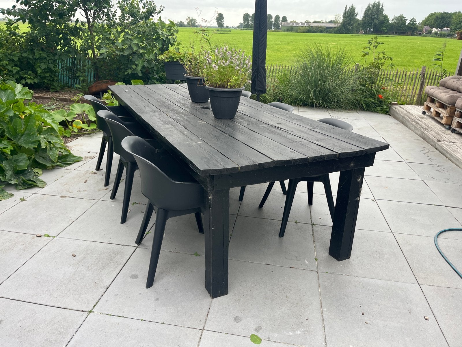Robuuste Zwarte Houten Tuintafel met 6 Stoelen, Tuin en Terras, Tuintafels, Ophalen, Gebruikt, Rechthoekig, Hout