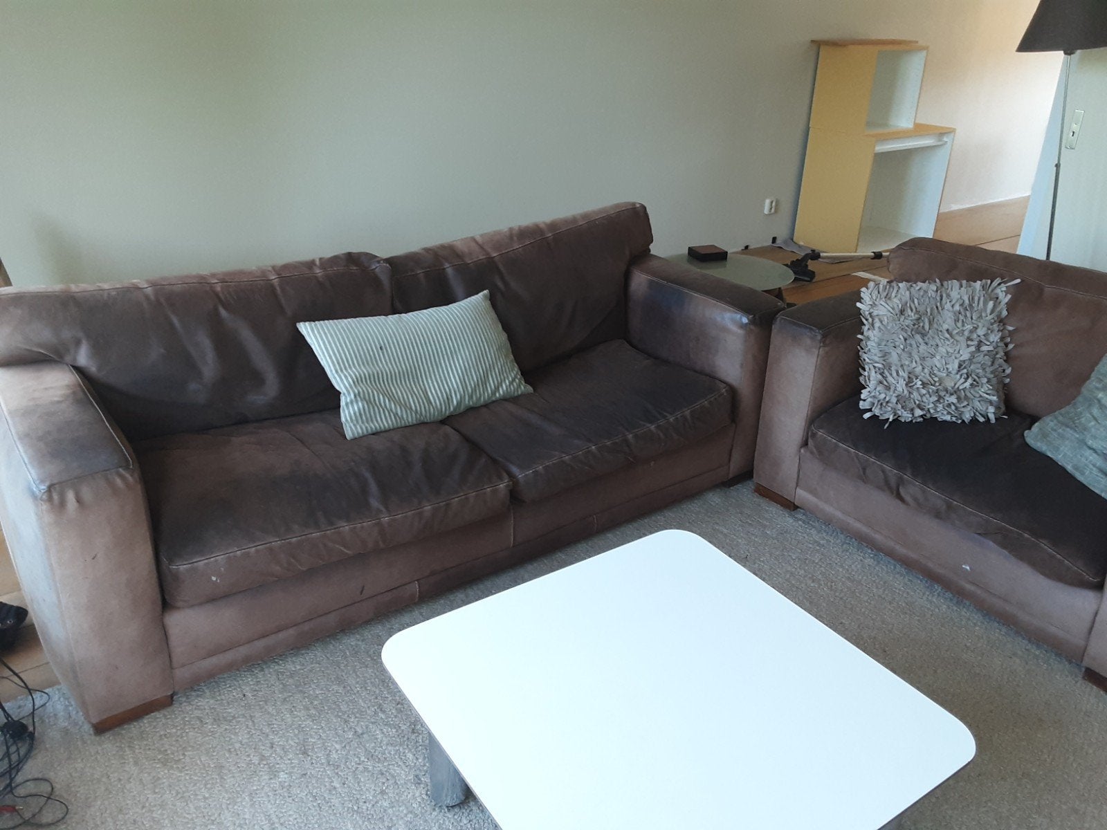 Gebruikte driezitsbank met loveseat en karpet, Gebruikt, Driepersoons, 75 tot 100 cm, Ophalen of Verzenden