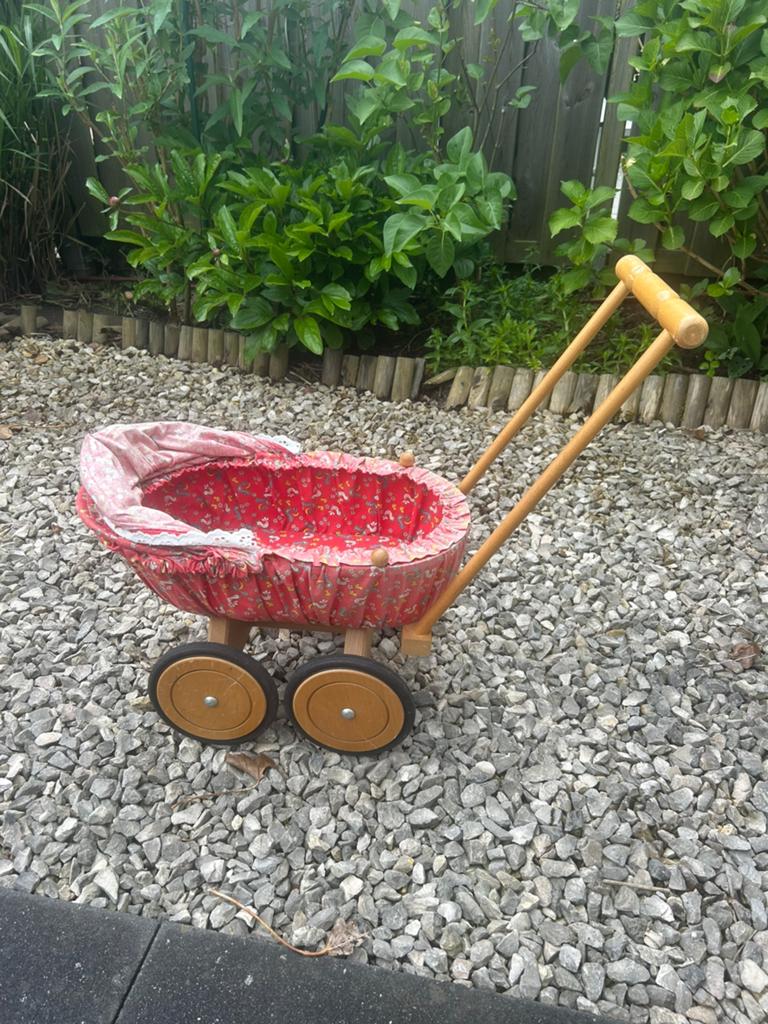 Robuuste houten poppenwagen (stof is verkleurd), Kinderen en Baby's, Speelgoed | Houten speelgoed, Gebruikt, Overige typen, Ophalen