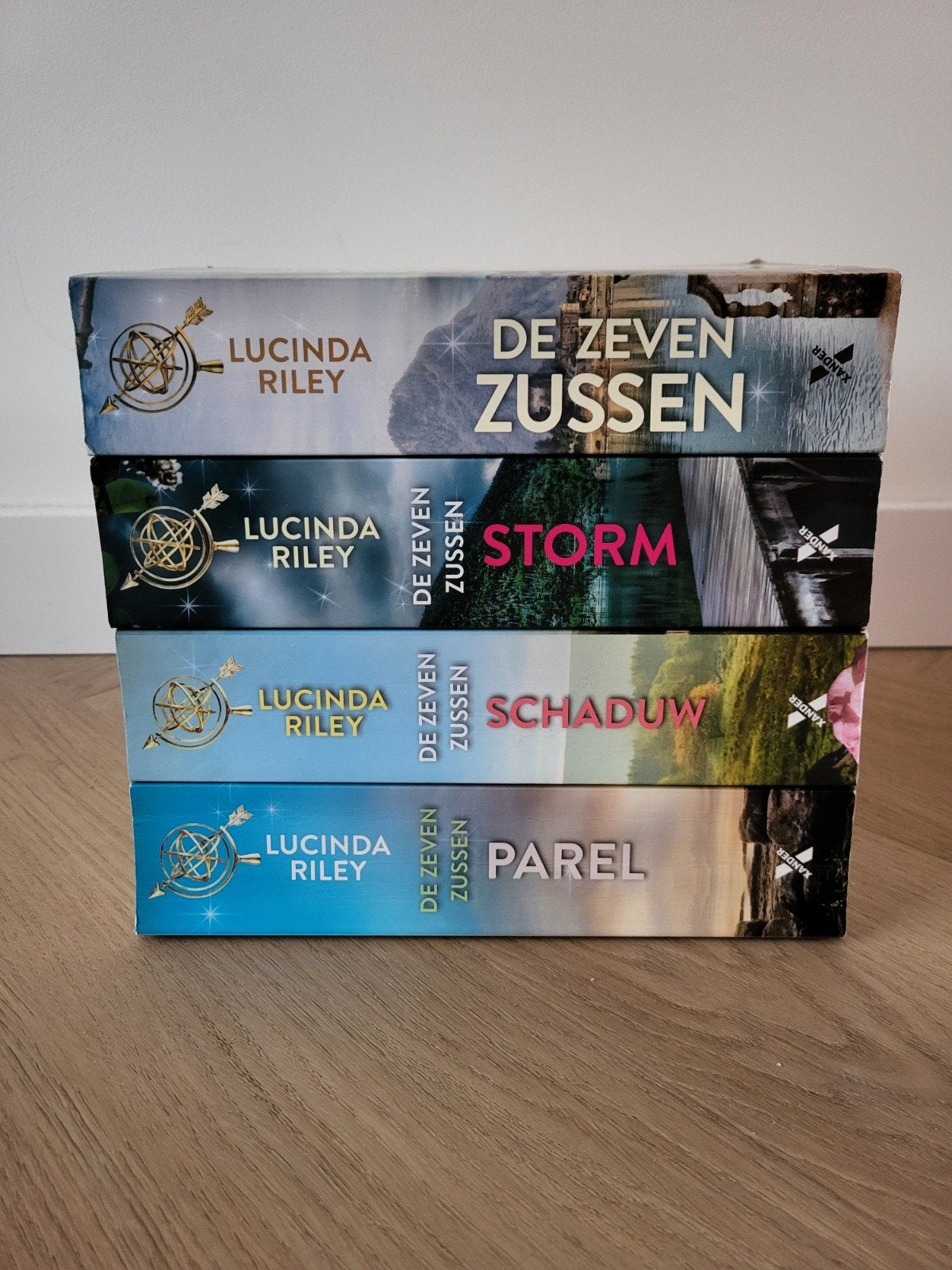 Deel 1 t/m 4 van De zeven zussen van Lucinda Riley, Boeken, Ophalen of Verzenden, Zo goed als nieuw, Lucinda Riley, Nederland