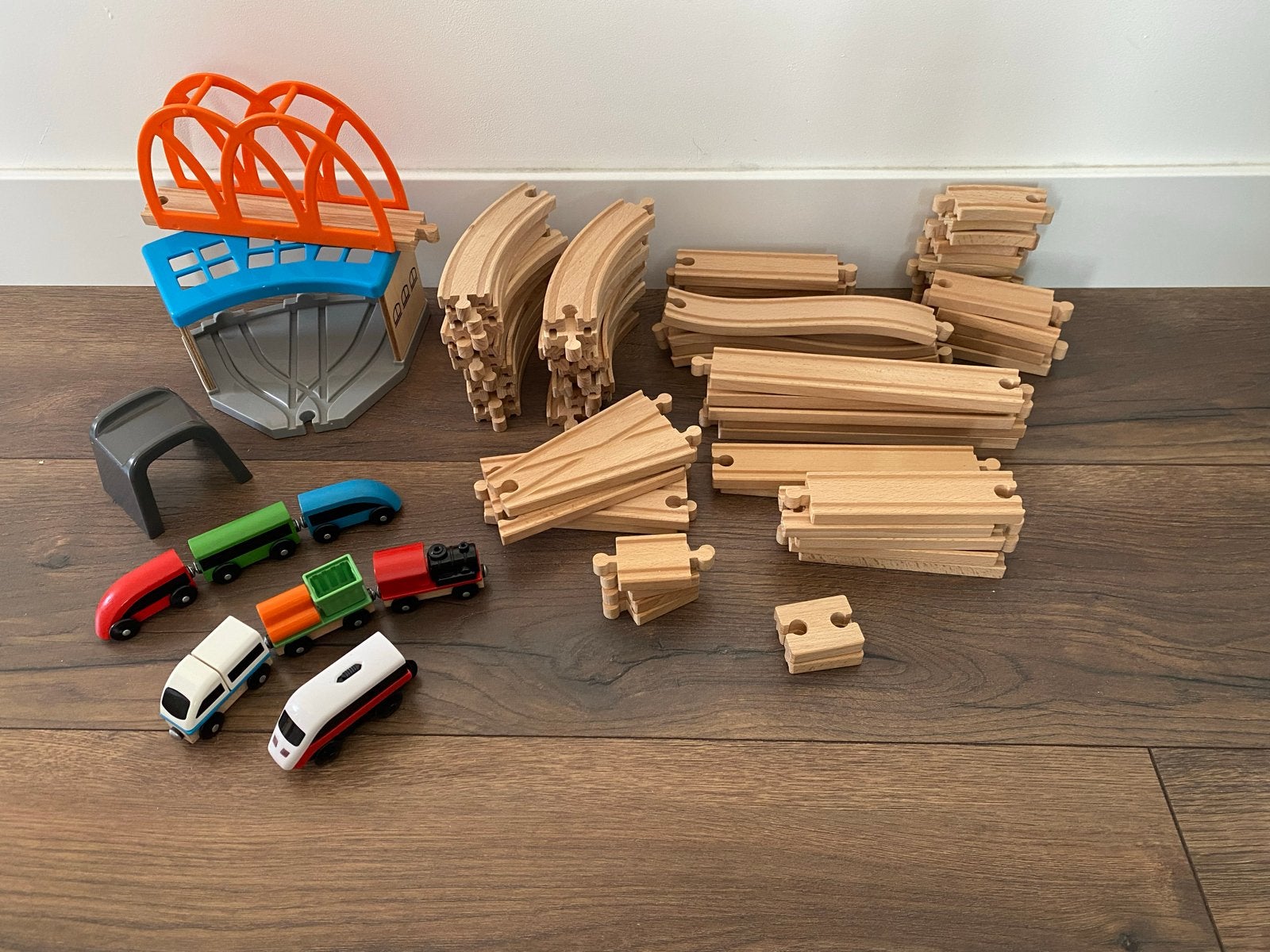 Grote set Ikea Lillabo houten treinbaan met treinen en brug, Ophalen, Zo goed als nieuw, Jongen of Meisje