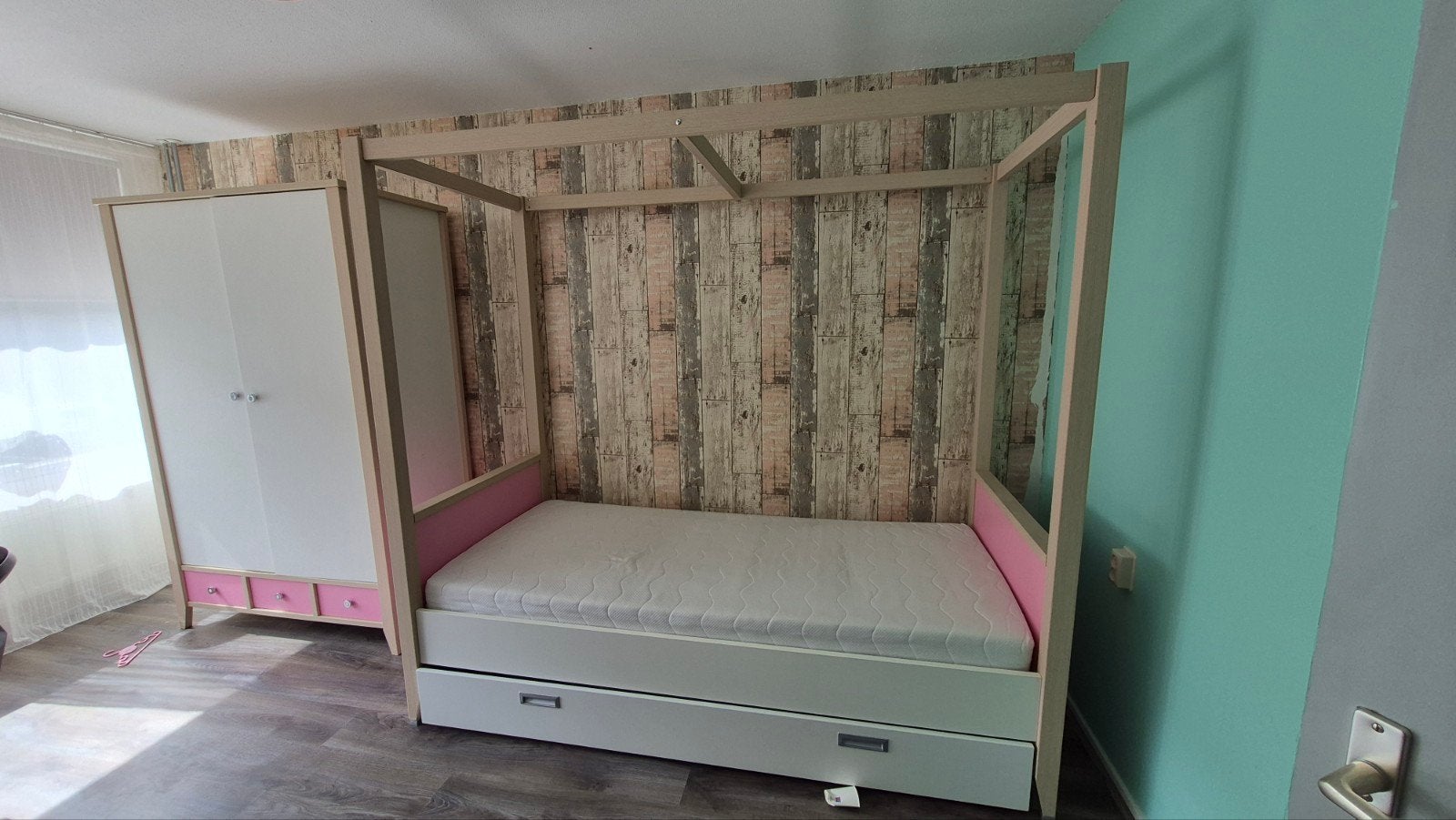 Roze bed en kledingkast set, Kinderen en Baby's, Kinderkamer | Commodes en Kasten, Ophalen, 50 tot 70 cm, 105 cm of meer, 100 cm of meer