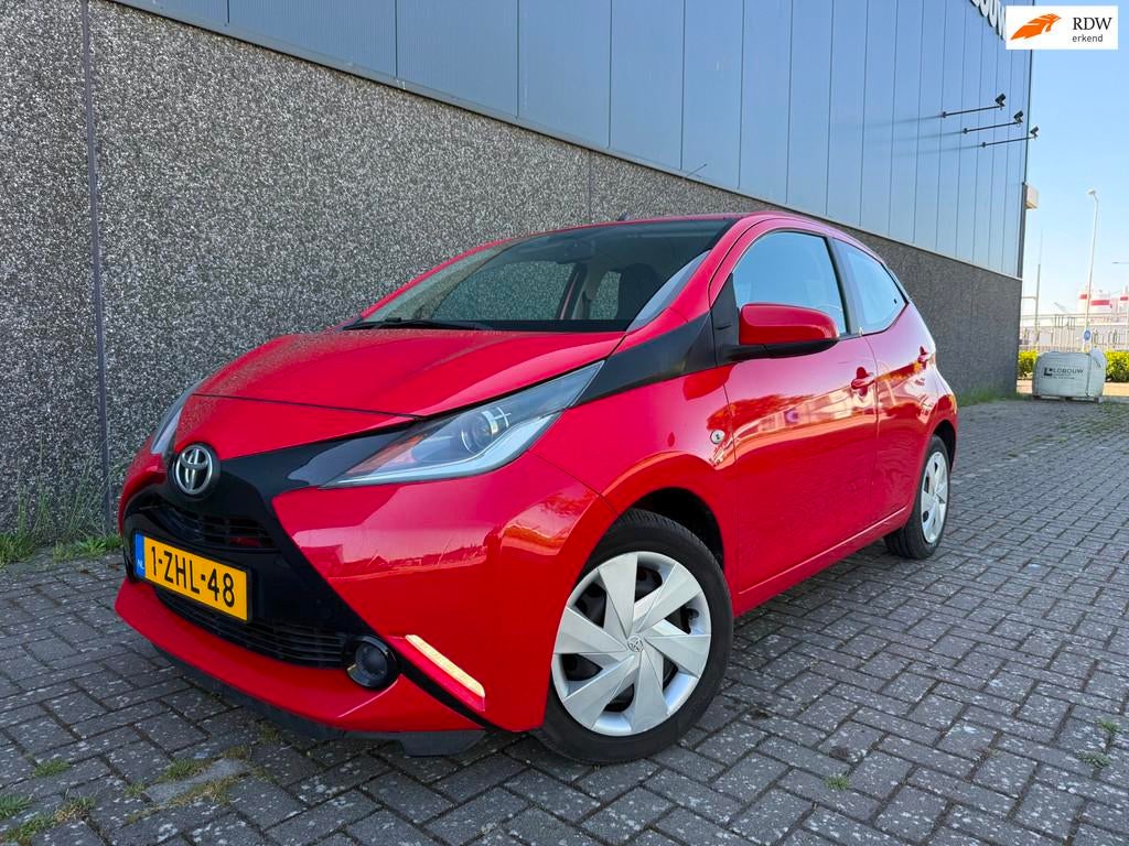 Toyota Aygo 1.0 VVT-i x-play/Dealer OH/CAMERA/AIRCO/, Auto's, Voorwielaandrijving, Stof, Gebruikt, Zwart