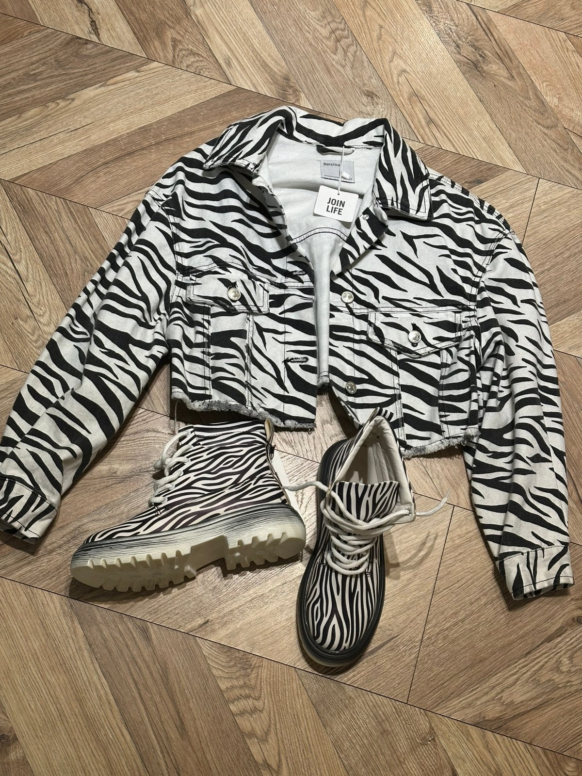 Bershka jas + schoenen set te koop (Nooit gebruikt), Ophalen, Nieuw, Maat 36 (S), Jasje