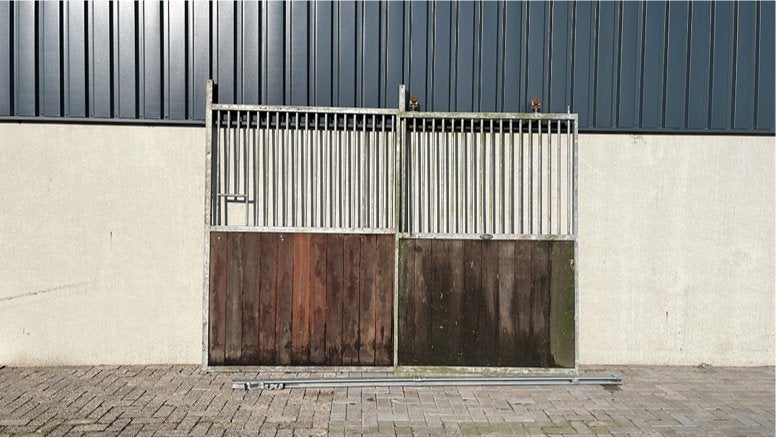 Voorwand met schuifdeur | 3.000 x 2.250 mm | gebruikt, Weidegang, 4 paarden of pony's of meer