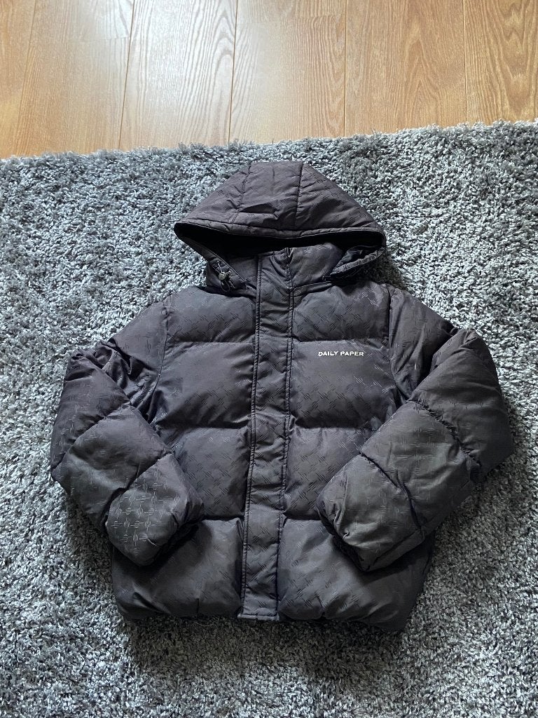 Daily Paper Pufferjas Grijs en Wit Logo en Patroon in Maat S, Kleding | Heren, Jassen | Winter, Ophalen of Verzenden, Zo goed als nieuw