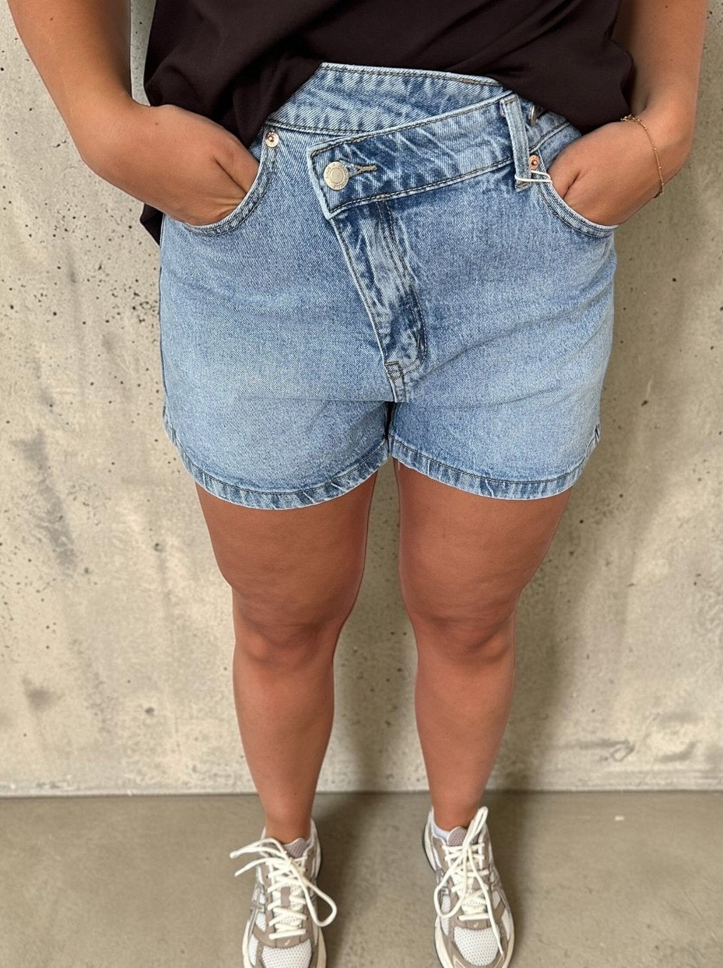 Nieuwe Denim Short met Schuine Knoop - Maat L, Kleding | Dames, Spijkerbroeken en Jeans, Ophalen of Verzenden, Nieuw, Blauw, W33 - W36 (confectie 42/44)