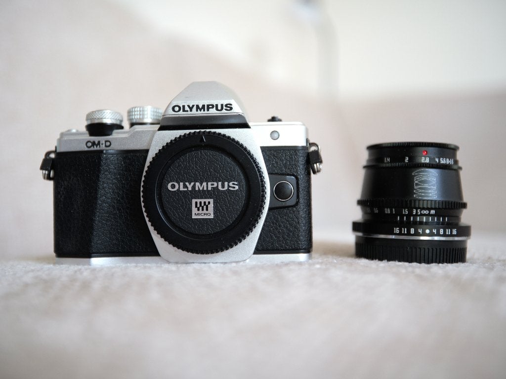 Olympus OM-D E-M10 Mark II + TTartisan 35mm F/1.4 Lens, Audio, Tv en Foto, Fotocamera's Digitaal, Gebruikt, Accu, Ingebouwde flitser