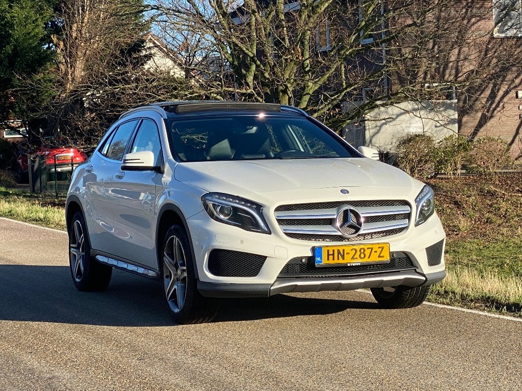 Mercedes-Benz GLA180 1.6 90KW Automaat 7 2015 Wit open dak, Auto's, Euro 6, 4 cilinders, 715 kg, 1200 kg