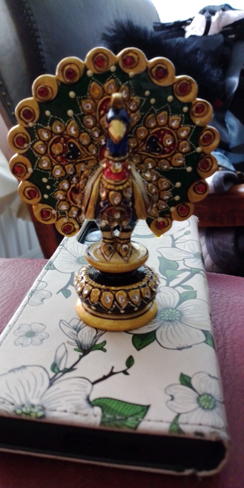 Kleine handgeschilderde houten pauw met edelstenen, Verzamelen, Beelden en Beeldjes, Ophalen of Verzenden, Gebruikt, Dier
