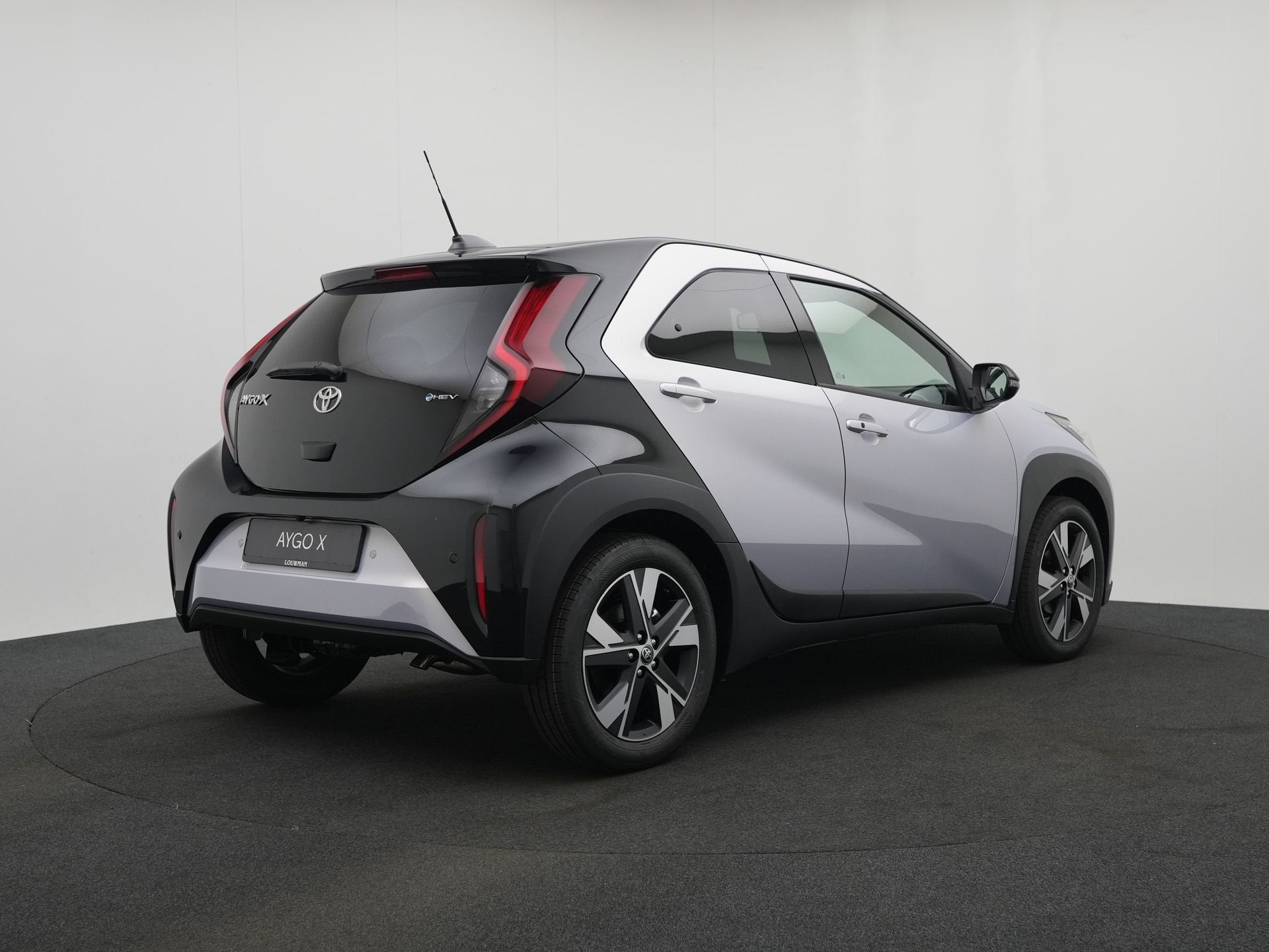 Toyota Aygo X Hybrid 115 pulse ||Comfortpakket|| incl € 1., 12 maanden, Stof, Zwart, 4 stoelen