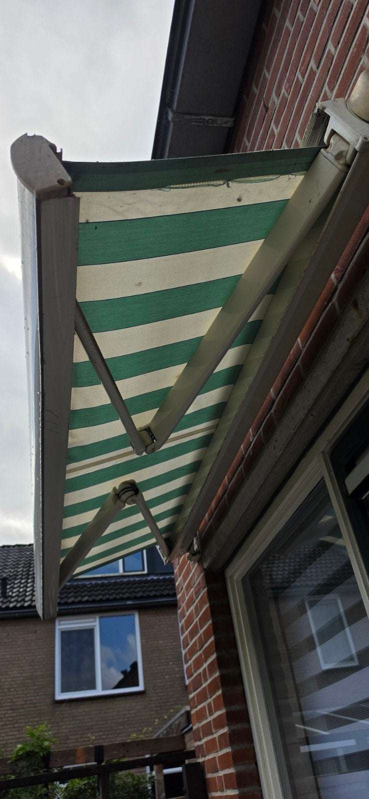 Gebruikt uitvalscherm, groen/wit gestreept, handbediend, Tuin en Terras, Zonneschermen, Ophalen, Gebruikt, 150 tot 300 cm, 250 cm tot 450 cm