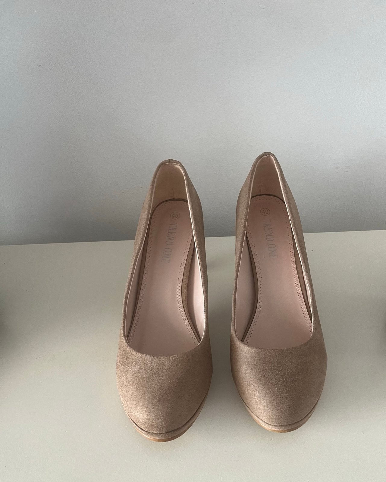 Trend One suède pumps maat 40, Ophalen of Verzenden, Gedragen, Beige, Pumps