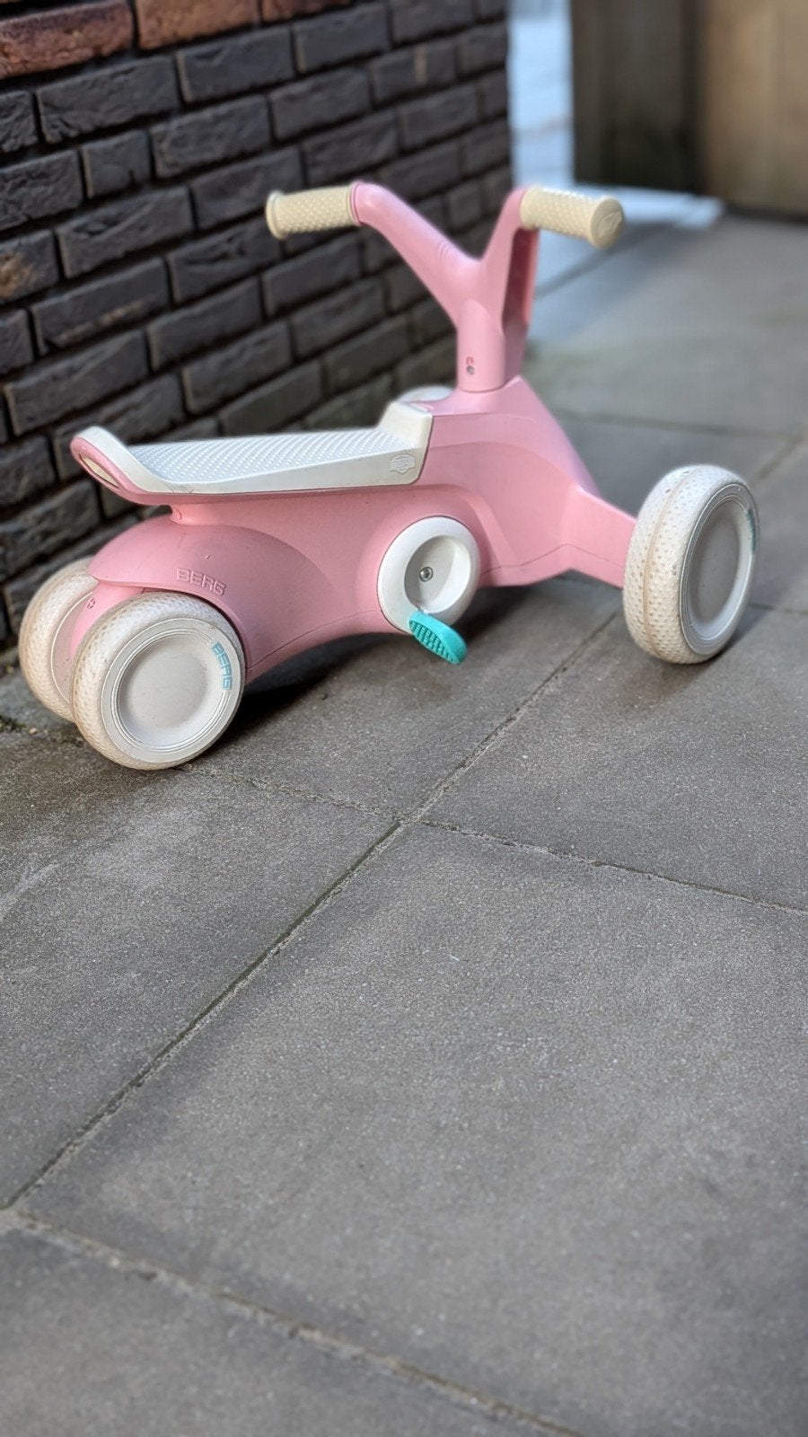 Roze loopfiets met inklapbare trappers, Ophalen, Gebruikt, Loopfiets