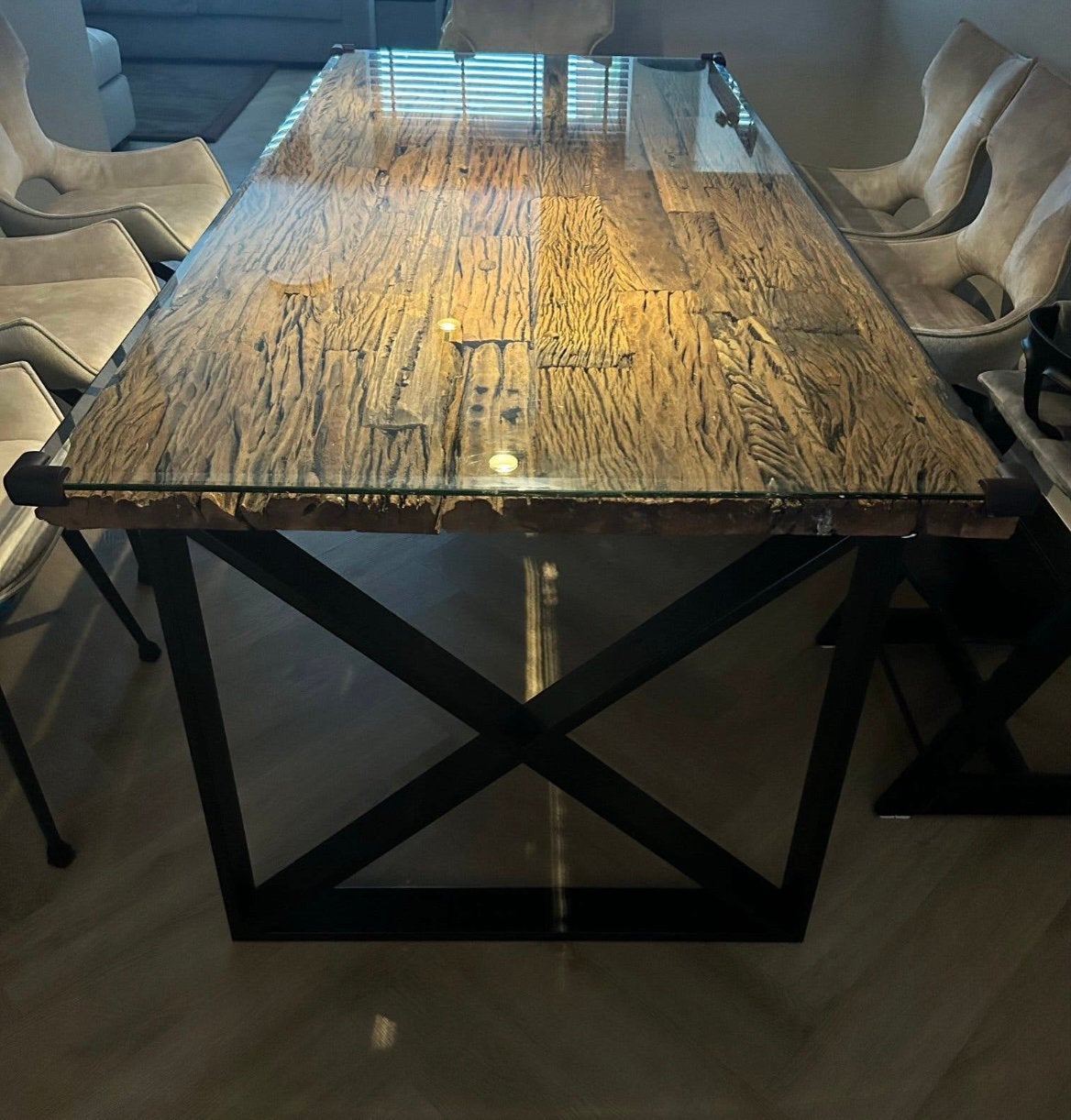 Stijlvolle eettafel met glazen blad en zwarte poten, Huis en Inrichting, Tafels | Eettafels, Ophalen, Gebruikt, 100 tot 150 cm