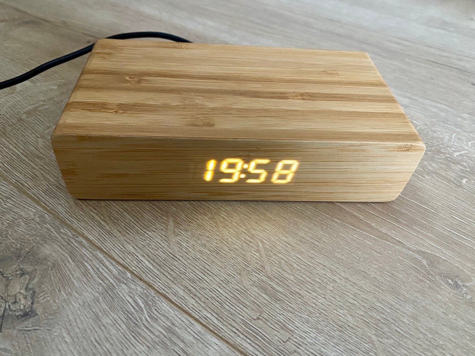 Hema bamboo wekker met oplaadvlak, Witgoed en Apparatuur, Wekkers, Ophalen of Verzenden, Nieuw, Digitaal