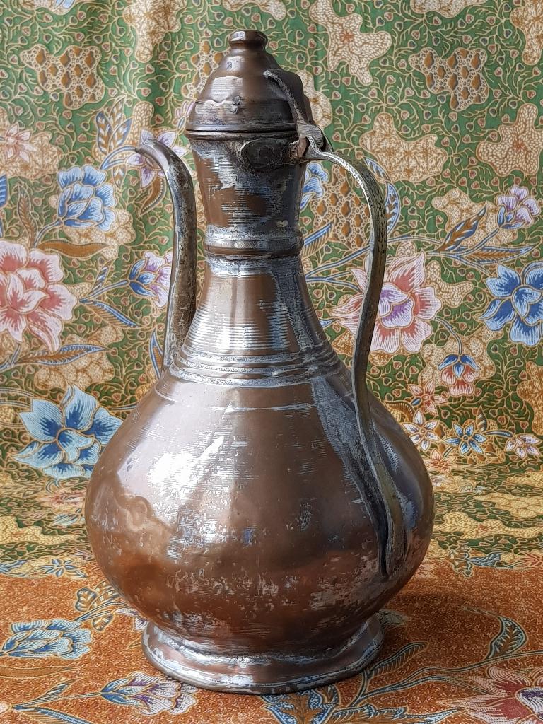 Mooie antieke Arabische koffiekan van bewerkt koper 30,5 cm., Ophalen of Verzenden, Koper