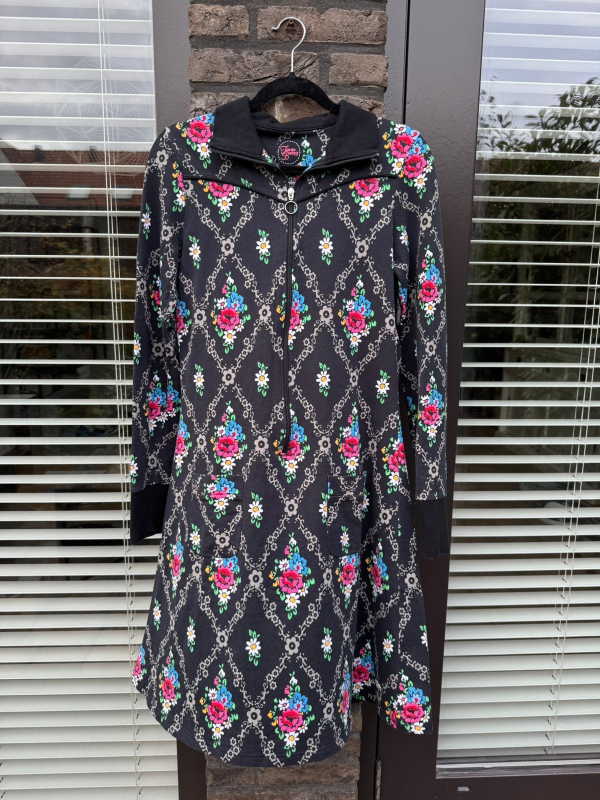 Tante Betsy Dress Gardenia Black, maat M., Kleding | Dames, Zwart, Zo goed als nieuw, Knielengte, Ophalen