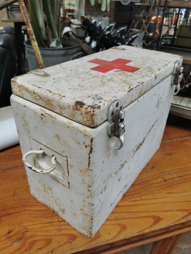 Oude rode kruis bloed opslag/transport koelbox, Ophalen