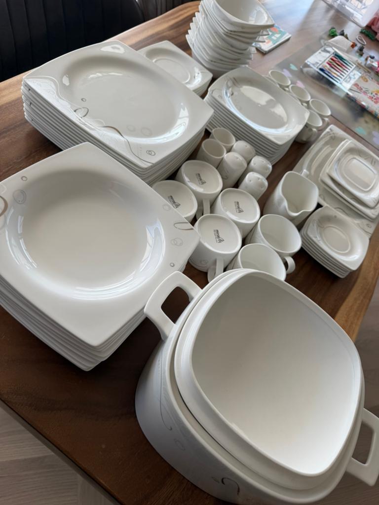 84-delig Servies/ Porselein/ Complete set. Nooit gebruikt., Ophalen