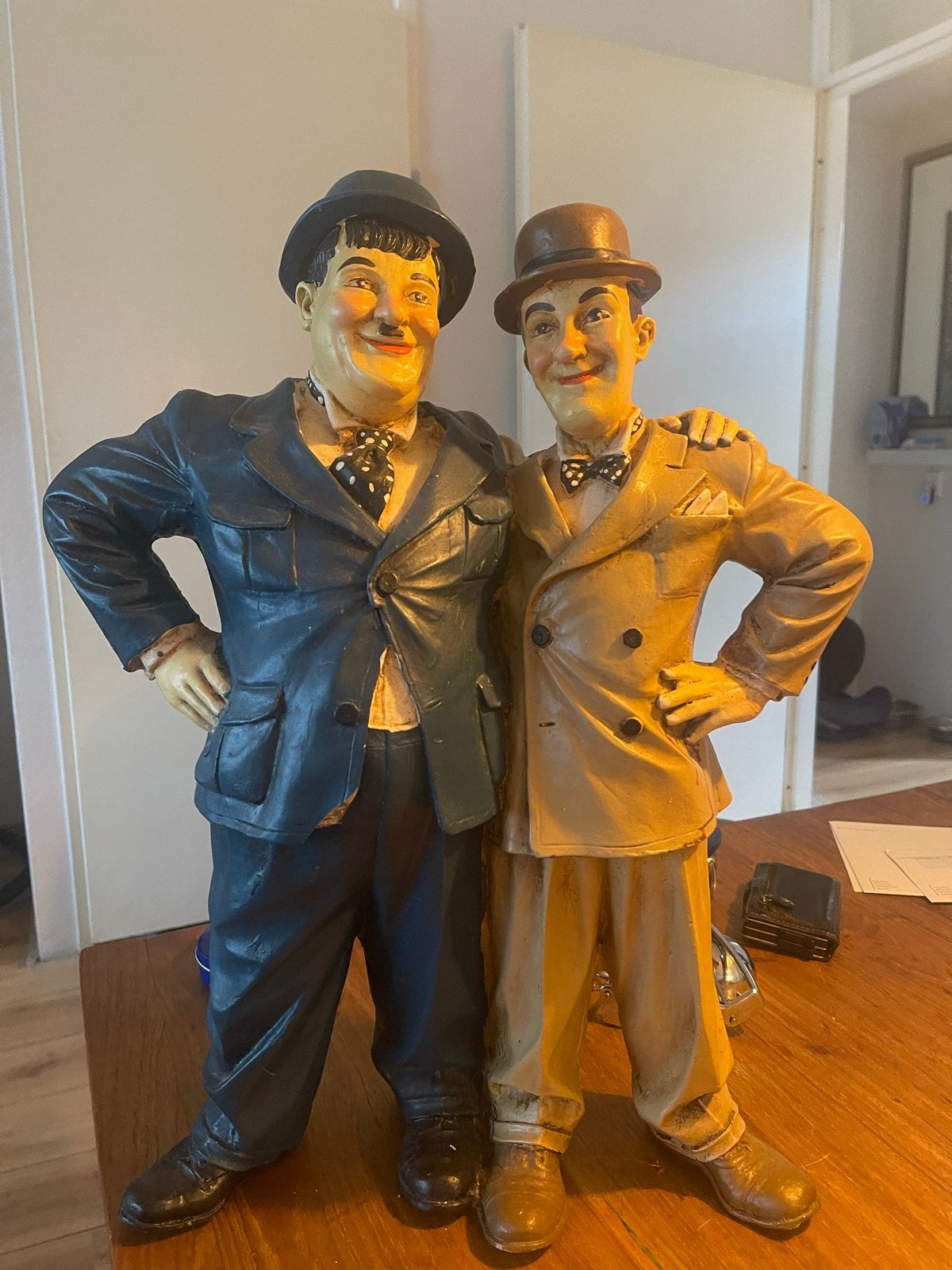 Beeld van Laurel en Hardy, Antiek en Kunst, Ophalen, Groep mensen, Kunststof, 50 - 100 cm