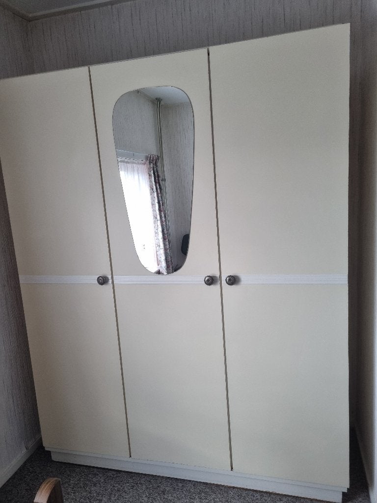 retro 3 deurs kledingkast, Ophalen, Met deur(en), Gebruikt, 100 tot 150 cm