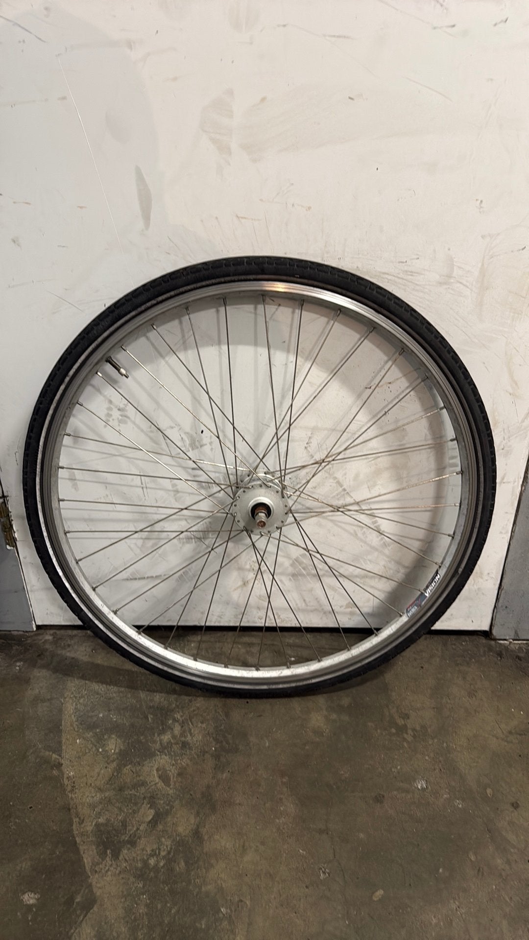 voorwiel 28 inch met naafdynamo, Fietsen en Brommers, Fietsonderdelen, Zo goed als nieuw, Aluminium, Stadsfiets, Ophalen