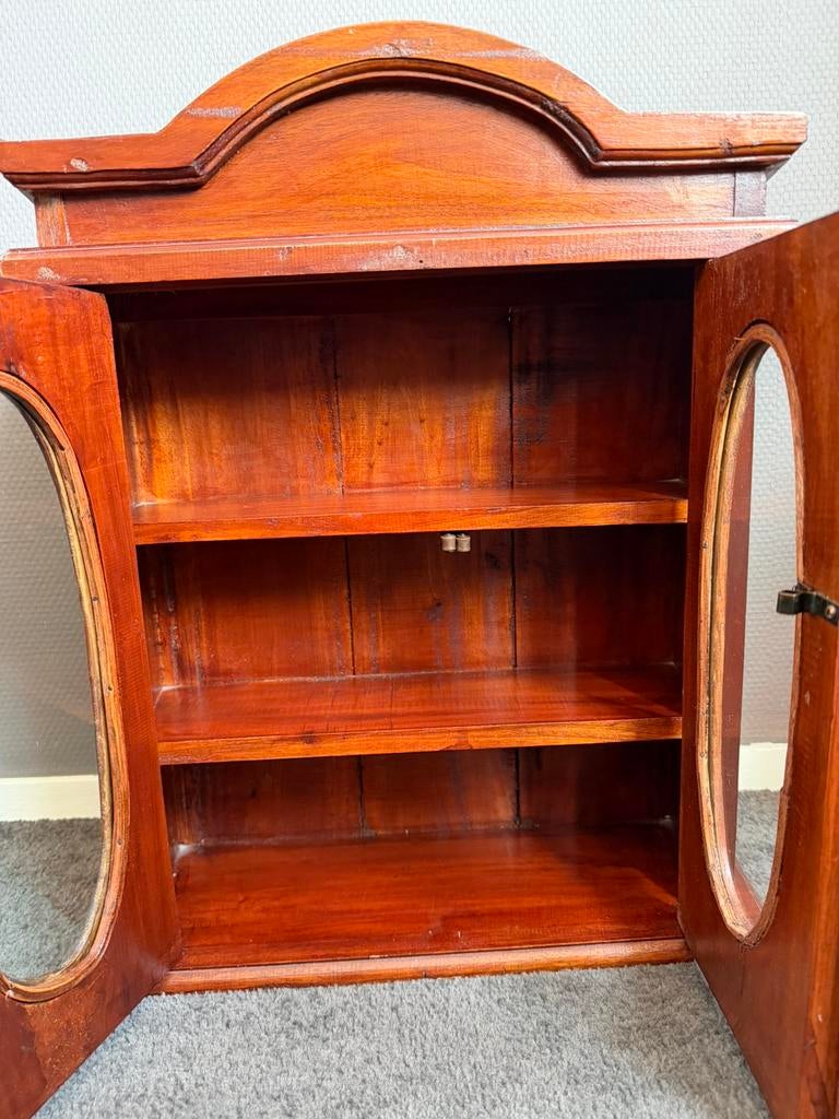 Kleine nostalgische  houten hangkast., Ophalen, Zo goed als nieuw