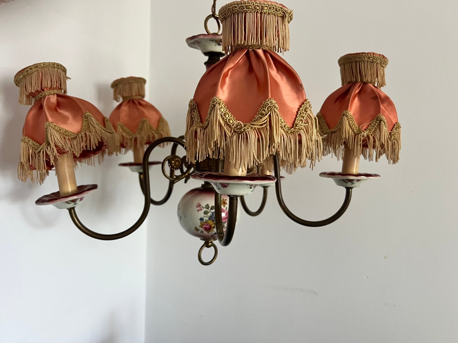 Elegante vintage kroonluchter  5-lichts, keramiek en messing, Antiek en Kunst, Ophalen
