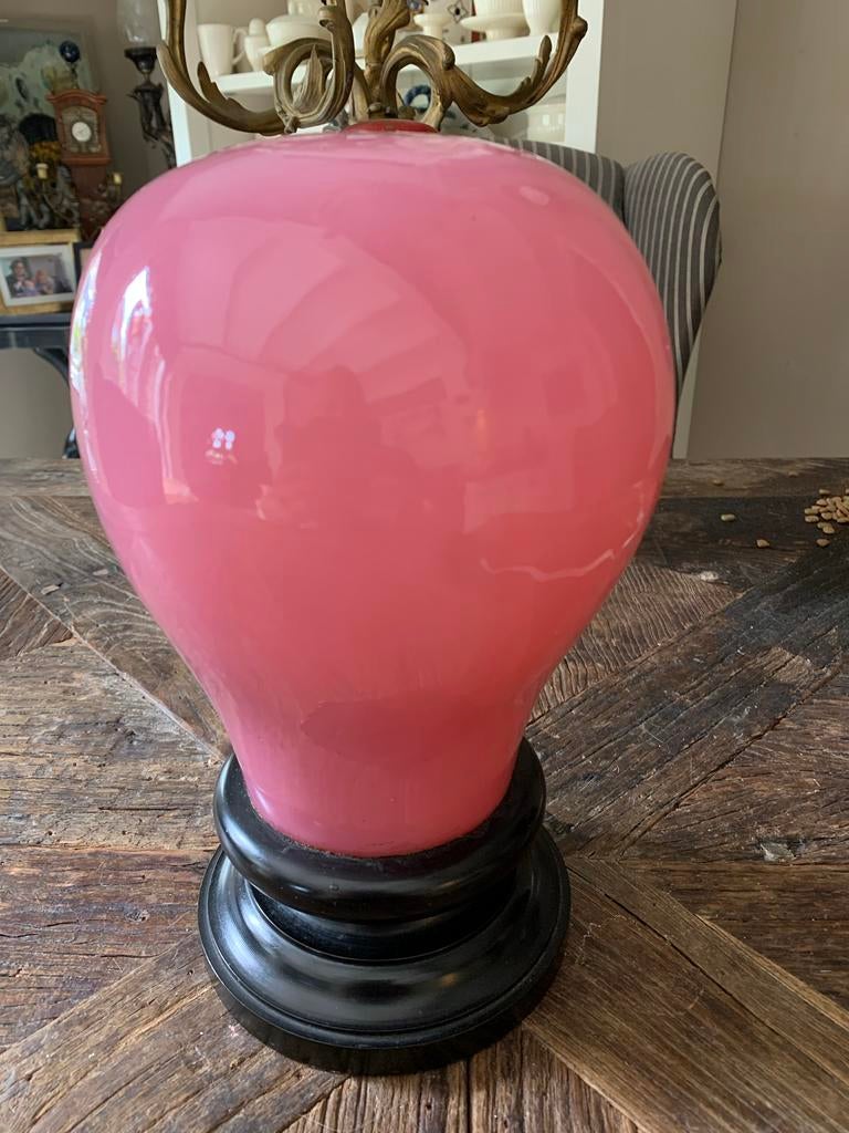 Antieke Duitse glazen pruikenbol op houten voet, roze, Ophalen of Verzenden