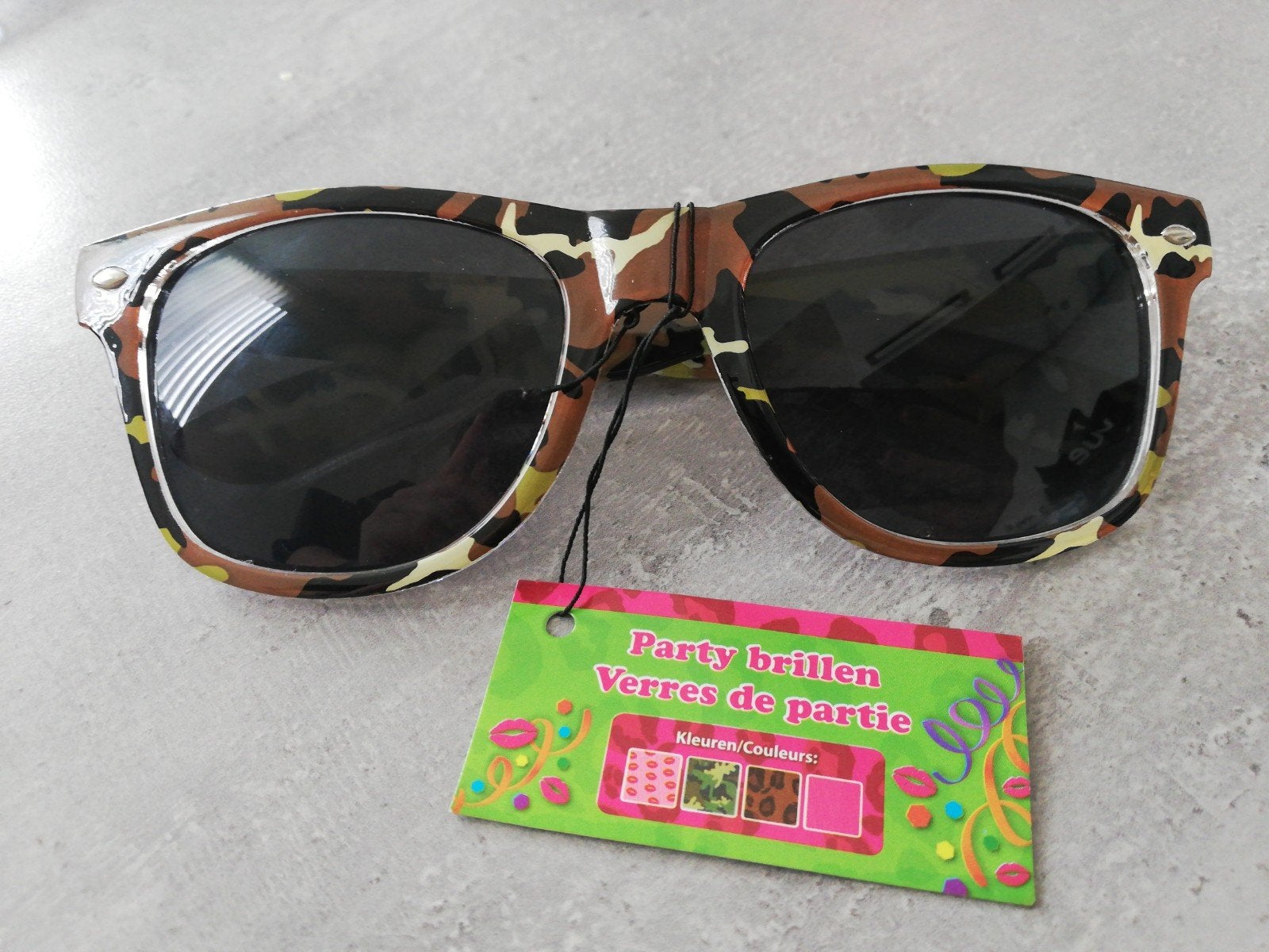 (party) zonnebril met camouflage print nieuw, Ophalen of Verzenden, Nieuw