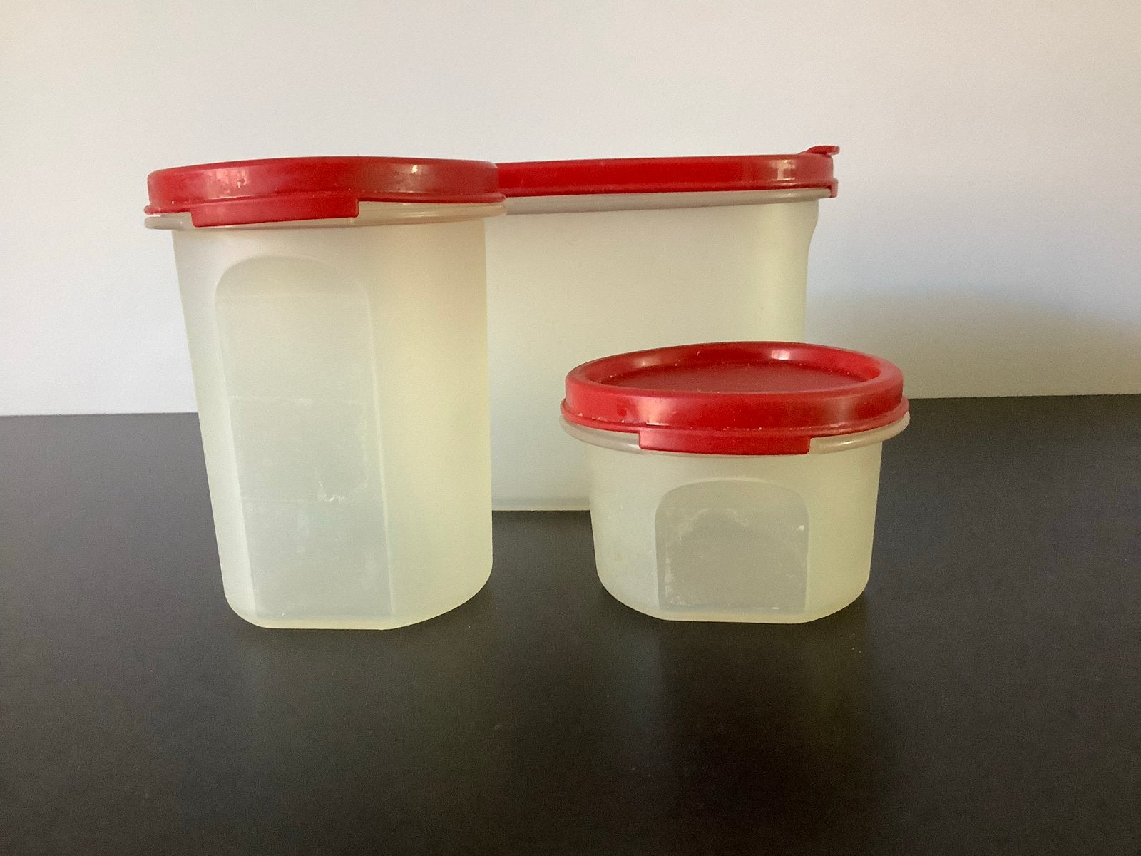 Tupperware ruimtespaarders met rode deksels (set van 3), Gebruikt, Bewaardoos, Ophalen of Verzenden, Met deksel