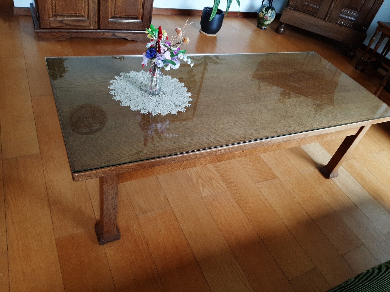 Houten salontafel met dikke glasplaat - 140x60x45 cm, Ophalen, Zo goed als nieuw, Rechthoekig, Overige houtsoorten