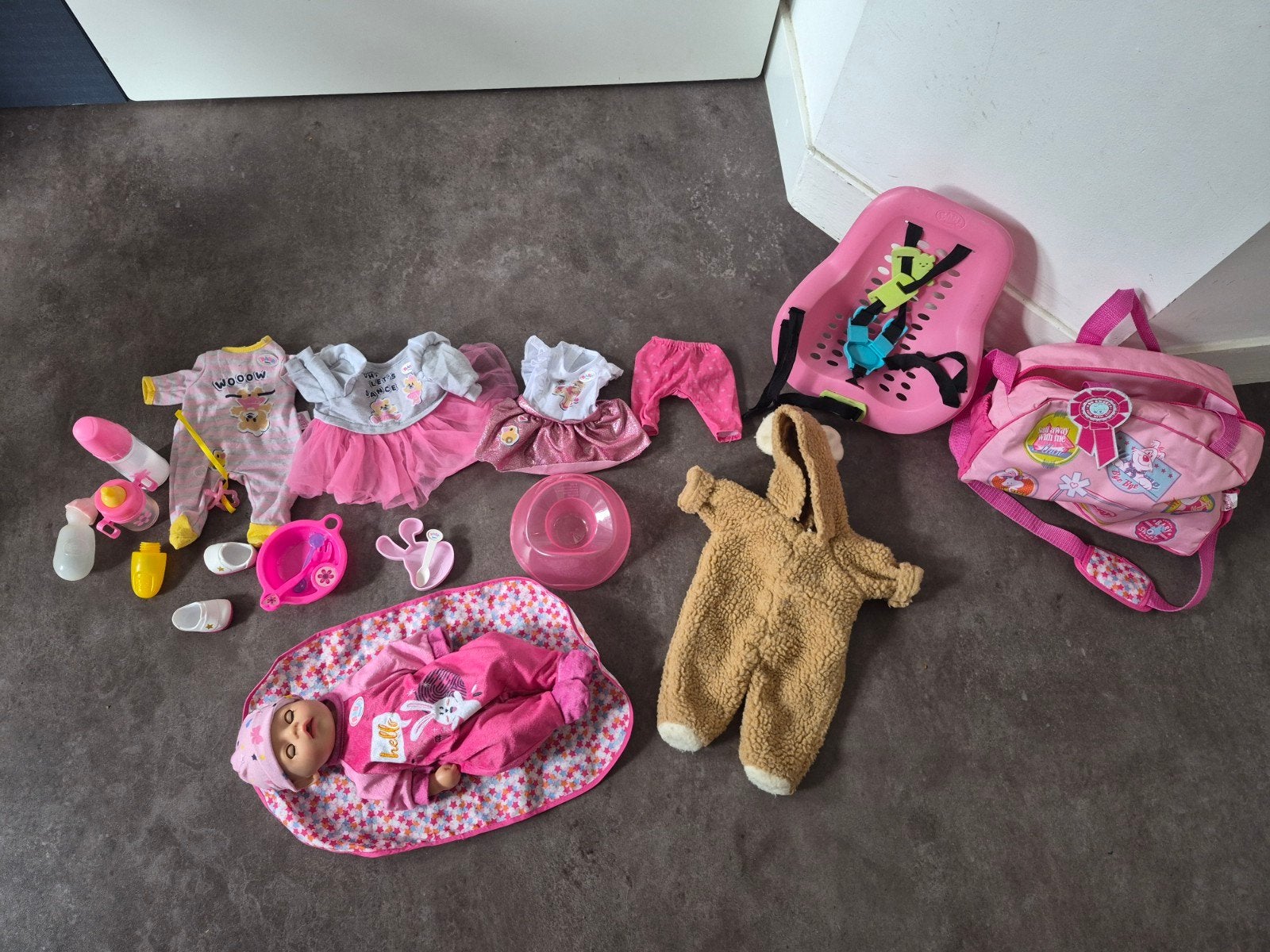 Baby Born pop met veel accessoires en kleding, Kinderen en Baby's, Speelgoed | Poppen, Ophalen, Gebruikt, Babypop