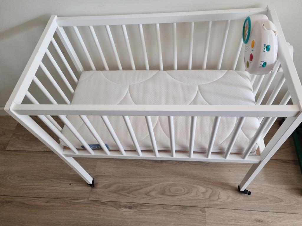 Witte Wieg met Matras en Wielen, Kinderen en Baby's, Babywiegjes en Ledikanten, Ophalen, Zo goed als nieuw, Wieg