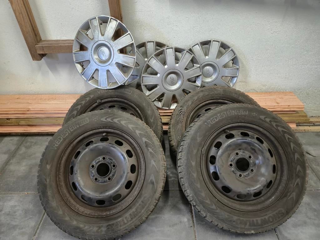 Winterbanden met velgen en wieldoppen - 15 inch, Auto-onderdelen, Banden en Velgen, Ophalen, 15 inch, Banden en Velgen, 185 mm