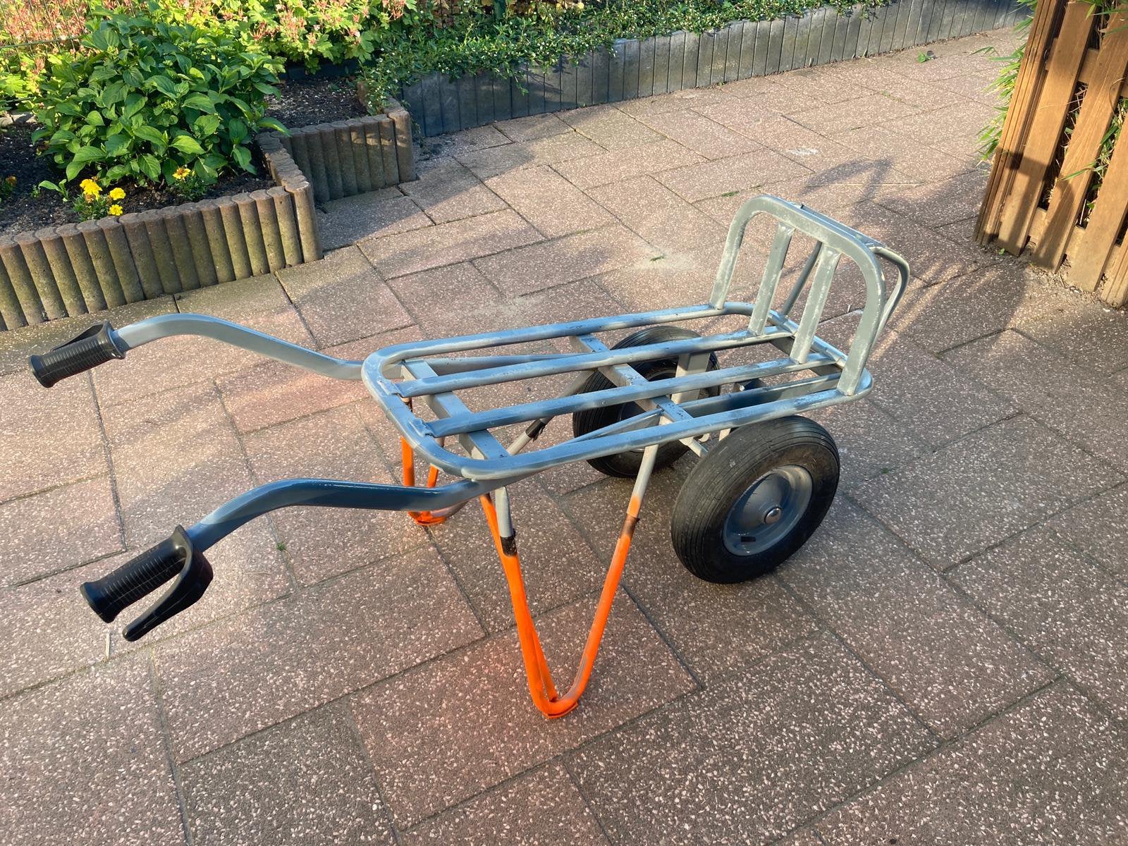 Te huur: stenen kruiwagen, Ophalen, Zo goed als nieuw
