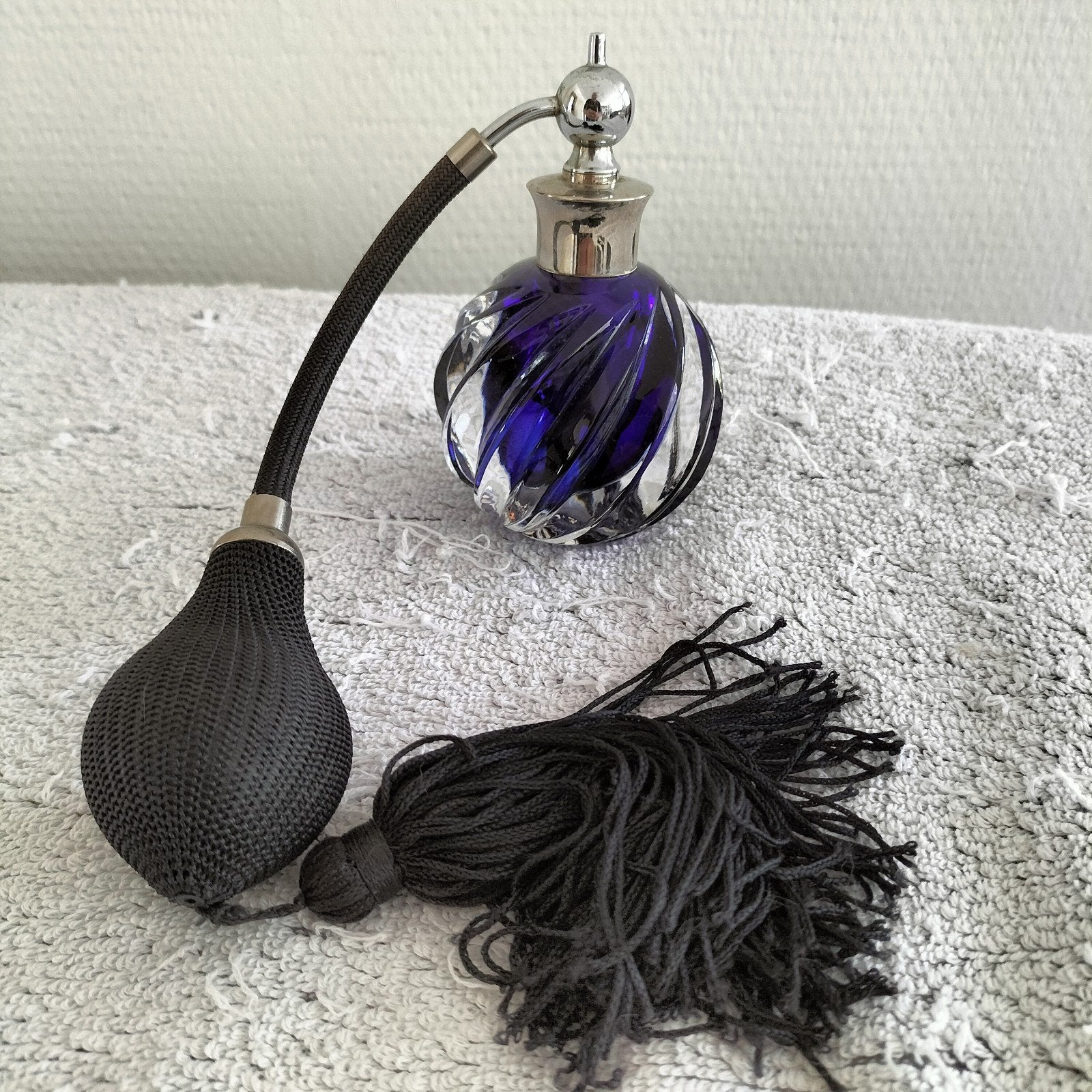 Vintage Parfumfles met Pomp - Kobaltblauw Glas, Verzamelen, Ophalen of Verzenden, Parfumfles