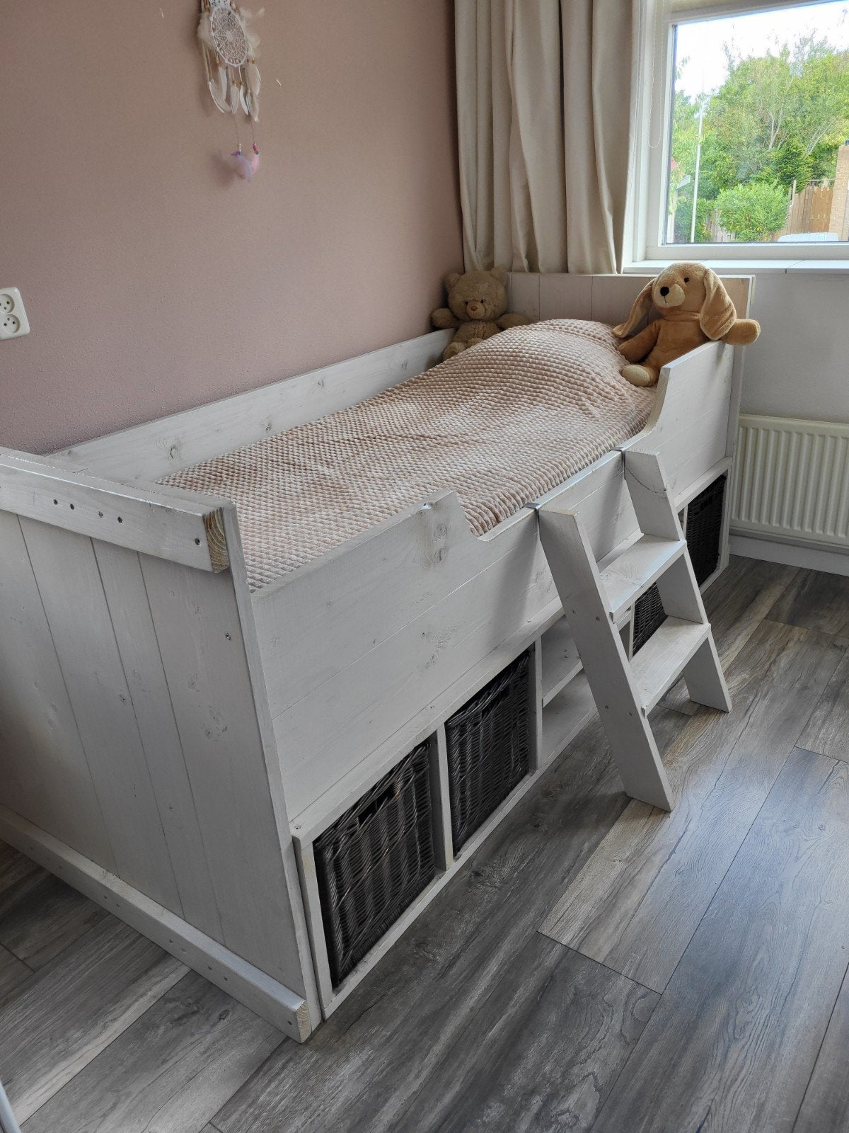 Mooi steigerhouten bed in greywash, Ophalen, 85 tot 100 cm, Gebruikt, Lattenbodem