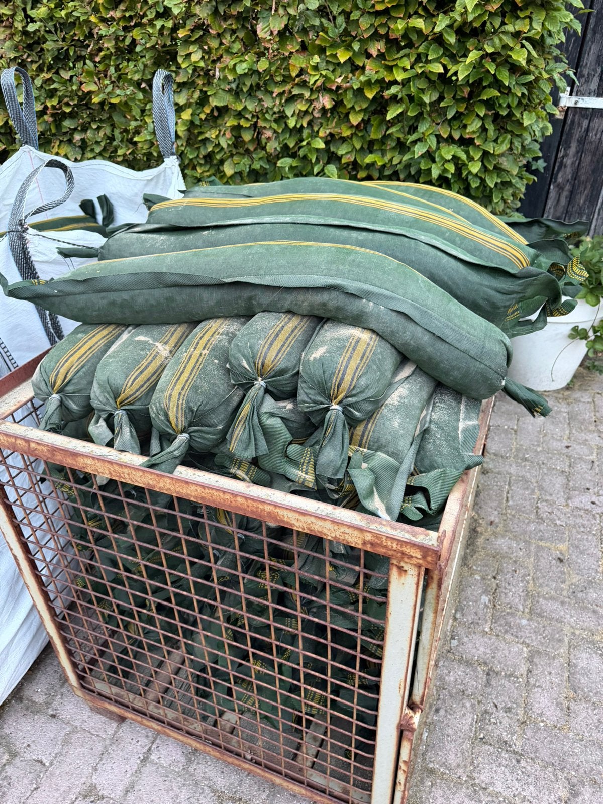 Stalen krat met 60 gevulde grindslurven, Ophalen of Verzenden, Zo goed als nieuw, Overige typen